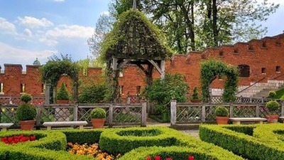 Zdjęcie - Ogrody Królewskie wraz z wystawą Kontrasty - rzeźby Pawła Orłowskiego
